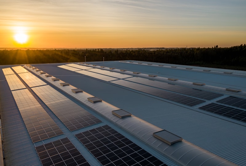 Paneles solares instalados en techo residencial en Sonora